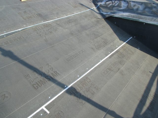 明石市の屋根カバー工事における防水紙敷設